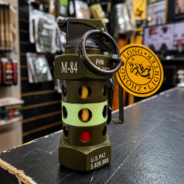 Encendedor FLASH Zhong Long M-84 Diseño Militar con Mosquetón