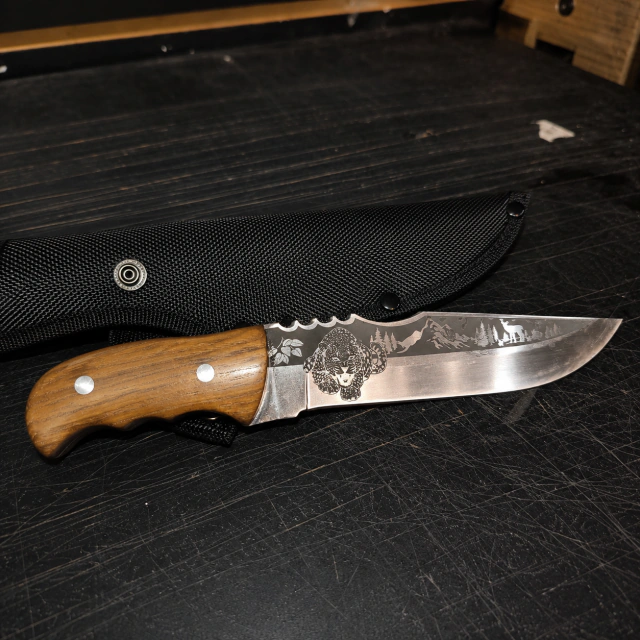 Cuchillo de Caza con Mango de Madera y Funda