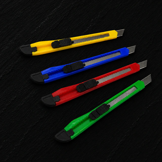 Cúter Trincheta Retráctil con Hoja Segmentada – Colores Surtidos