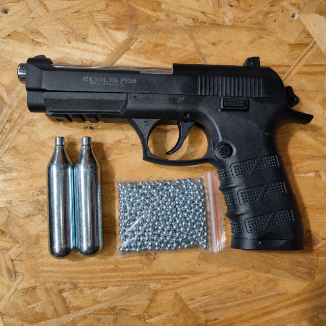 Combo Pistola Ekol ES P92B CO2 4.5 mm + Balines + Cápsulas