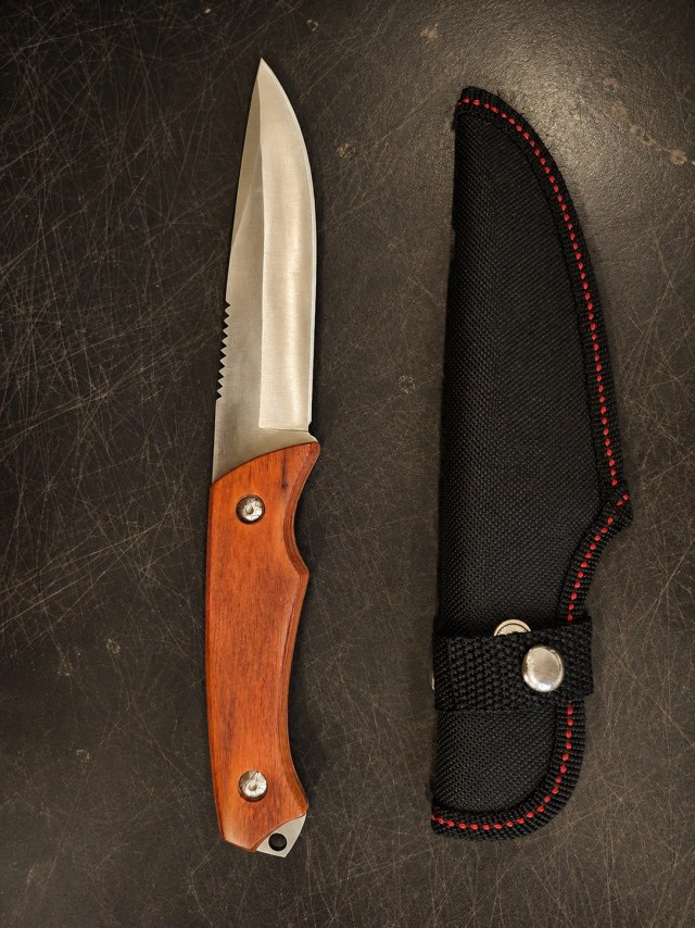 Cuchillo Táctico con Mango de Madera y Funda