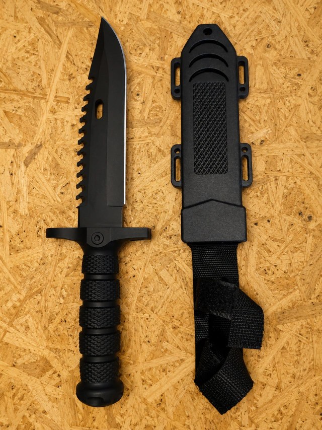 Cuchillo Táctico Negro con Funda Rígida