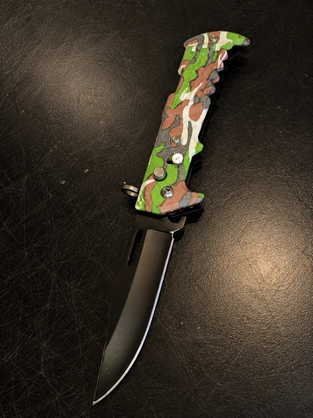 Navaja Táctica Plegable Camuflada con Hoja Negra