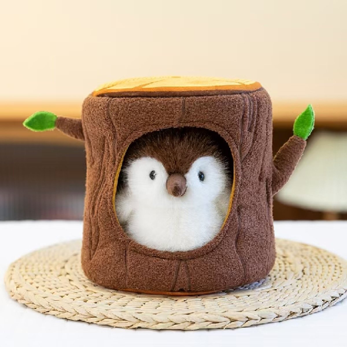 Pájaro en tronco marrón