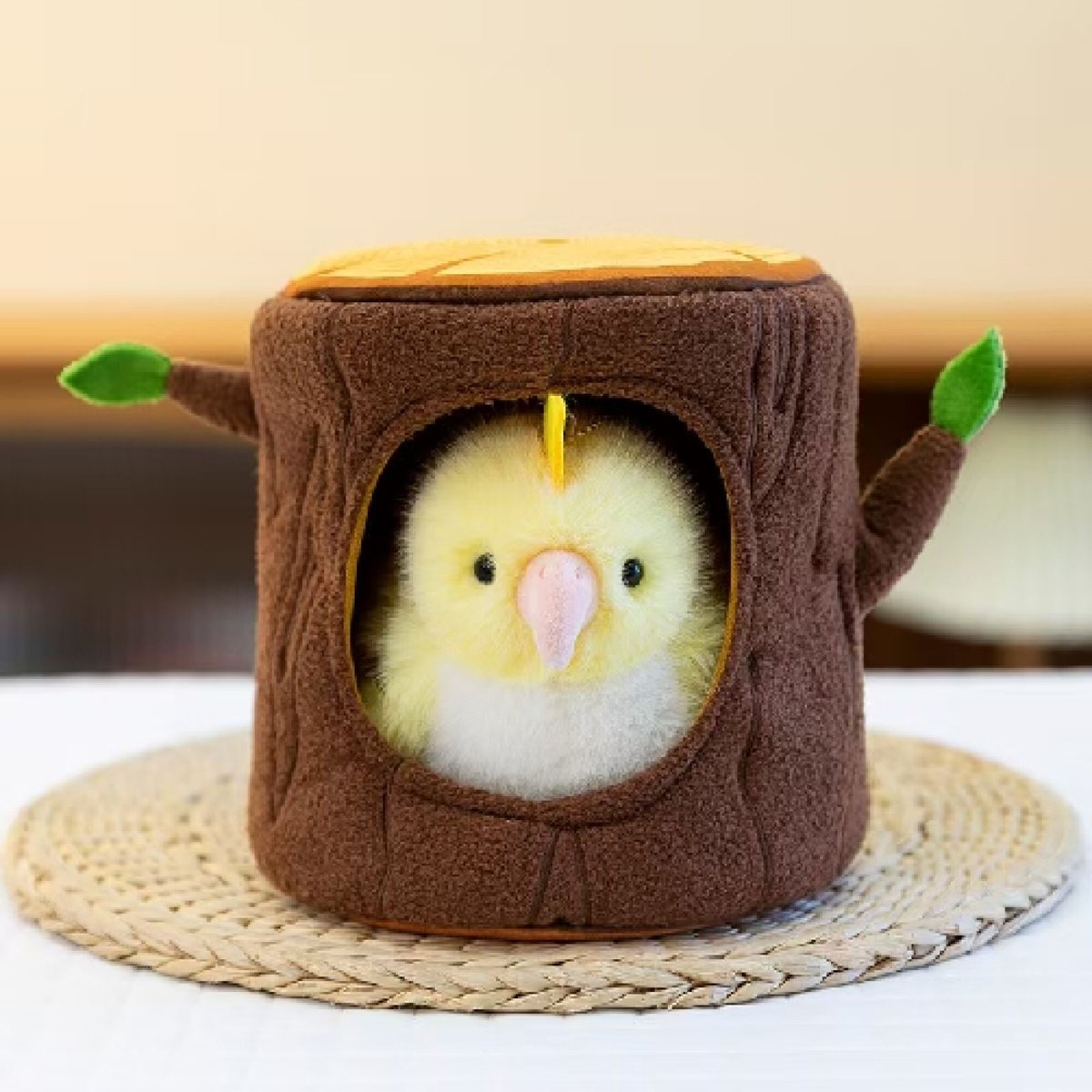 Pájaro amarillo en tronco
