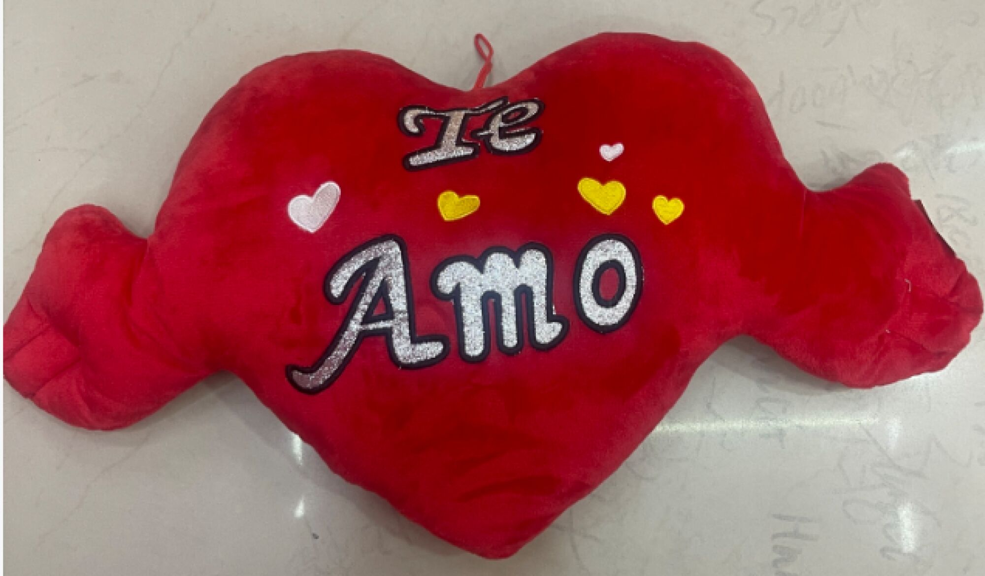 Almohada corazón Te Amo con brazos 30cm