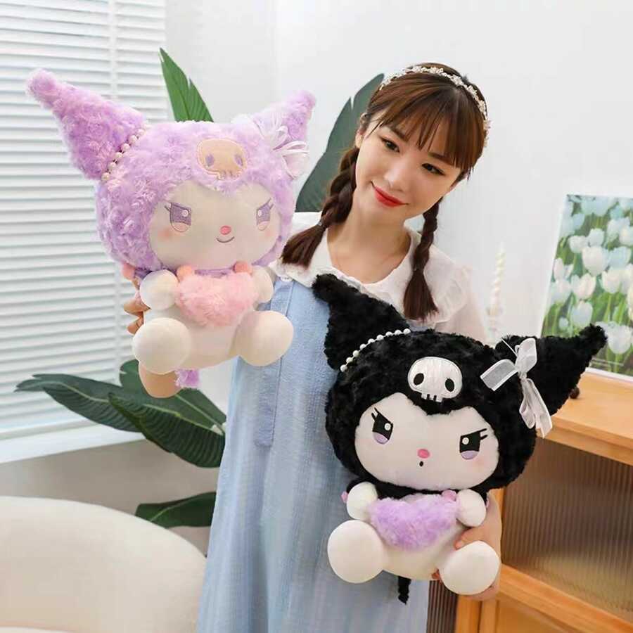 Peluche kuromi sosteniendo un corazón 45cm
