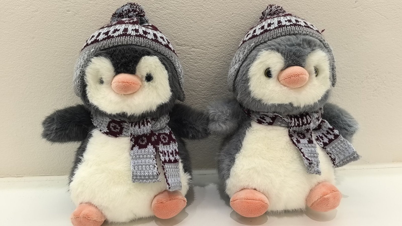 Pingüino con gorro y bufanda 30cm
