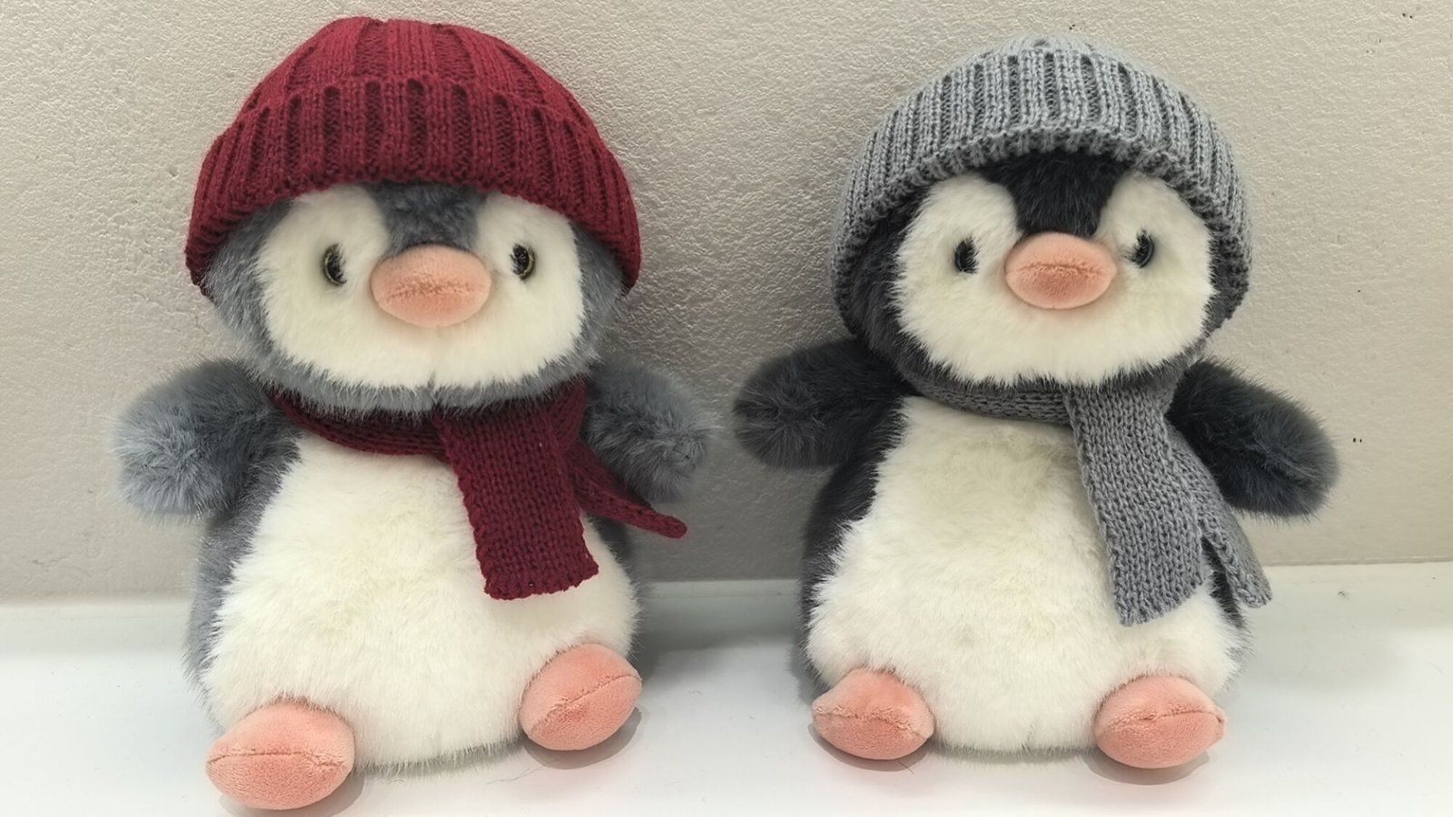 Pingüino con gorro tejido 30cm