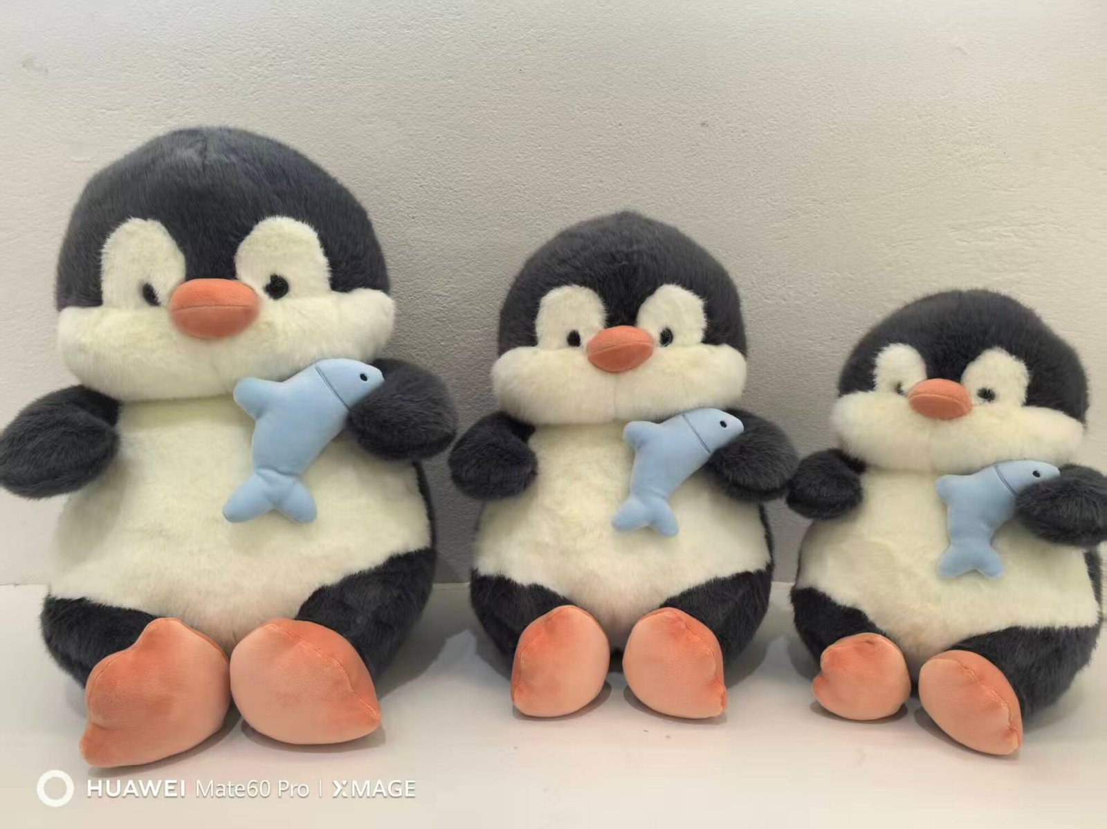 Pingüino con pez 30cm
