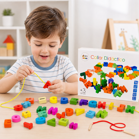 MT07996 COLLAR DIDÁCTICO DE MADERA JUEGO PARA ENHEBRAR NÚMEROS Y LETRAS