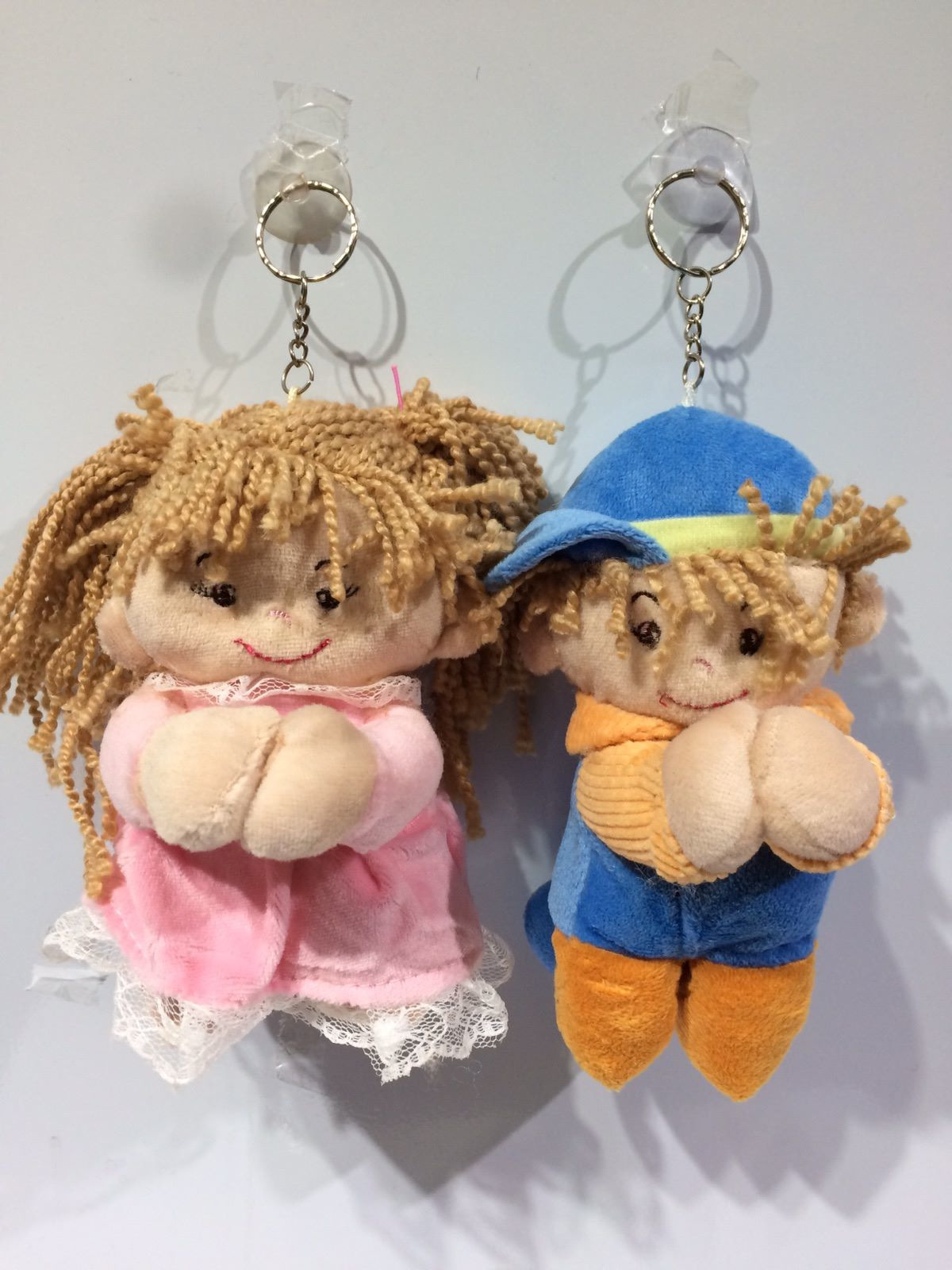 Muñeca y muñeco que rezan