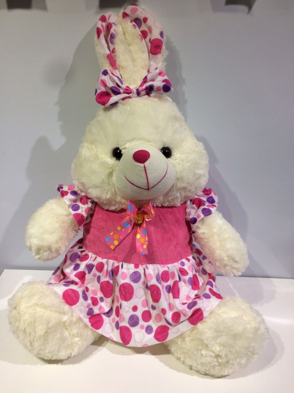 Conejo con vestido multicolor