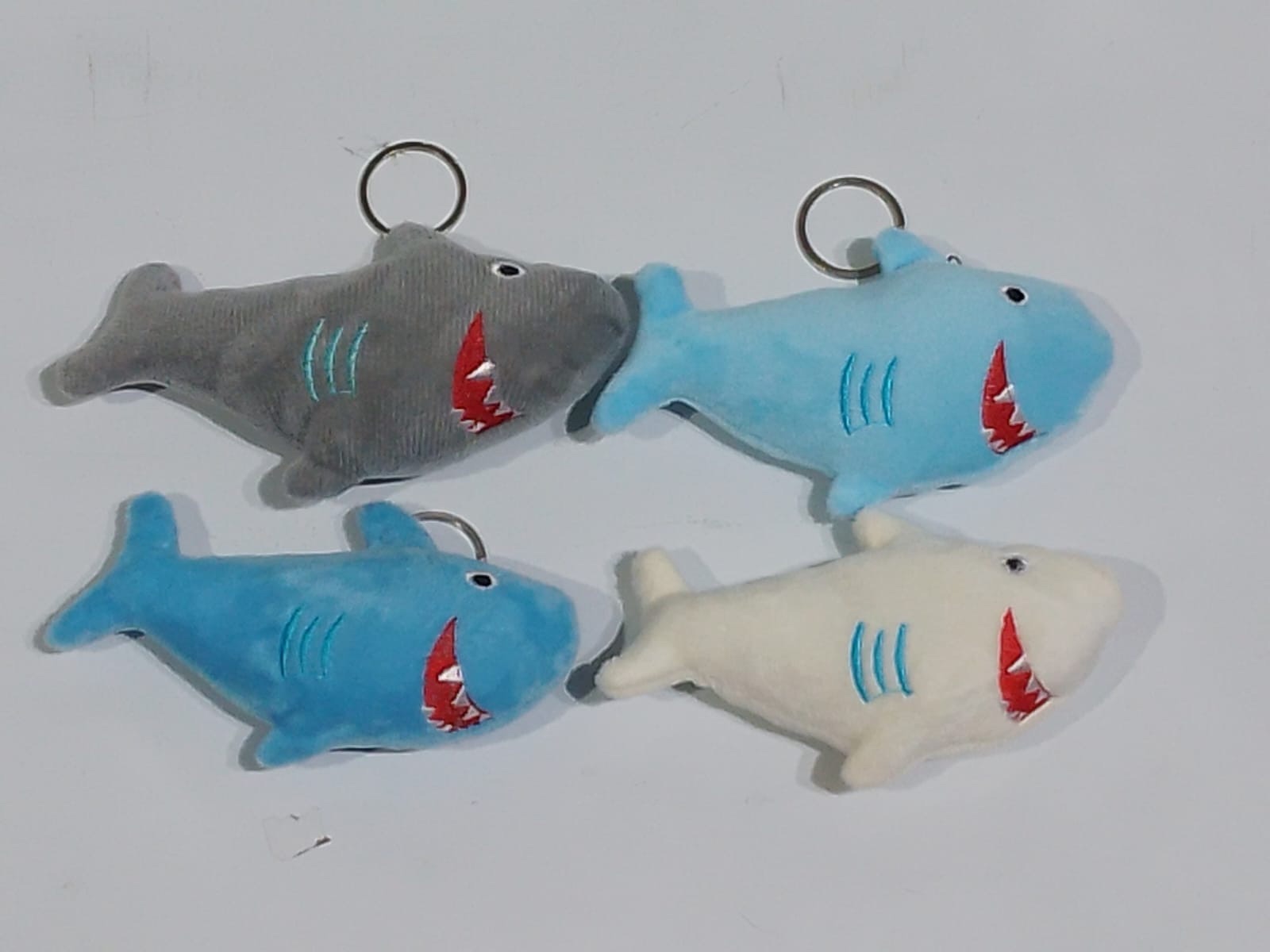 Llavero tiburón 11cm 4 colores