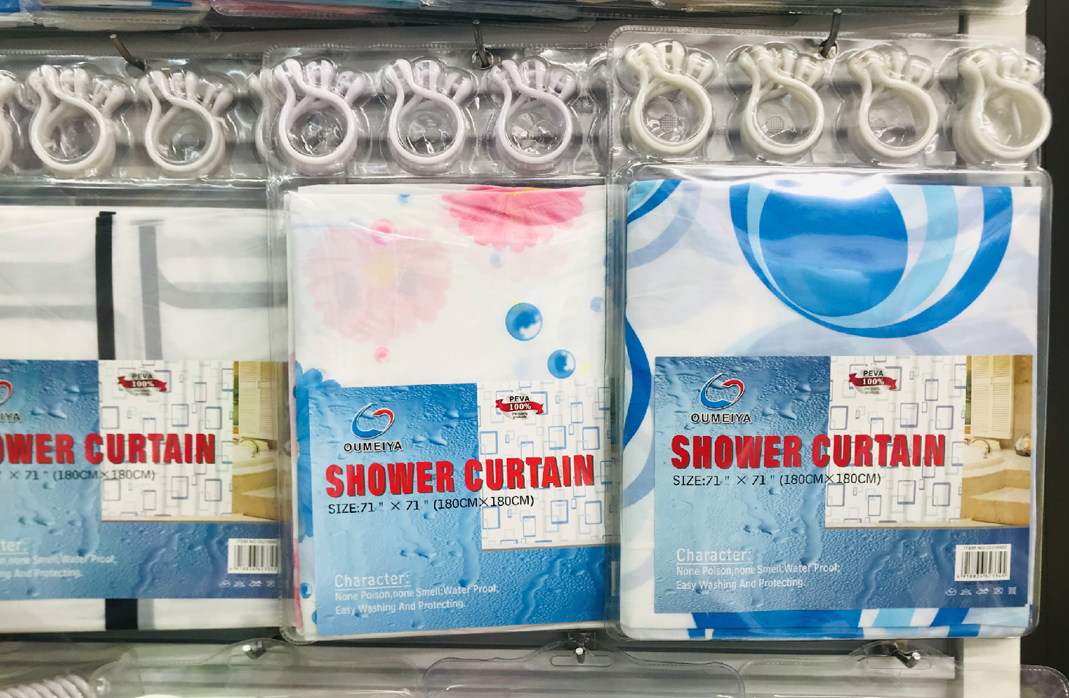 CORTINA DE BAÑO ESTAMPADA CON GANCHOS INCLUIDOS