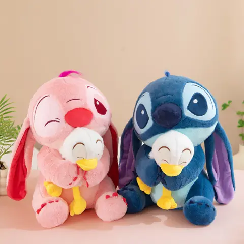 XR0815 Stitch abrazando pato 50cm