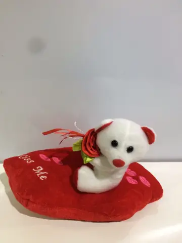 Oso y conejo sentado en corazón y boca