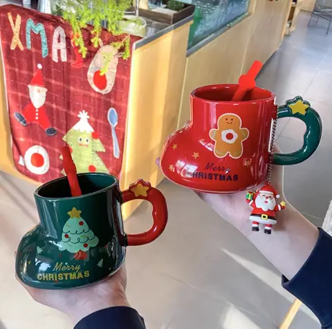 AA1965 TAZA CERAMICA FORMA BOTA CON SORBETE NAVIDAD