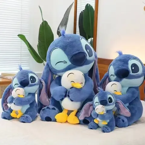 XR0209 Stitch abrazando pato 80cm