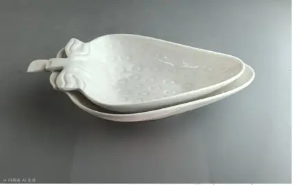 AA2708 PLATO CERAMICA BLANCO FORMA DE FRUTILLA GRANDE