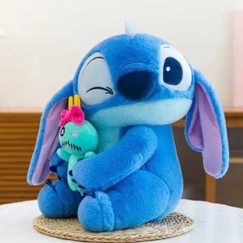 XR0413 Stitch sosteniendo al monstruo con la cabeza inclinada 45CM