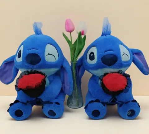 XR0849 Stitch con rosa 30cm